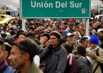 Imagen de archivo de cientos de inmigrantes venezolanos esperando para entrar en Ecuador desde Colombia, en el puente internaiconal Rumichaca en Tulcán, Ecuador. 14 junio 2019. REUTERS/Daniel Tapia