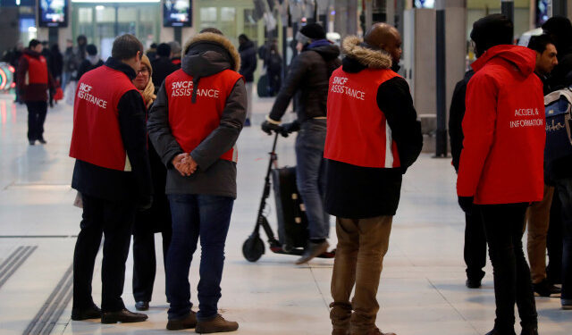 Los empleados franceses de la SNCF prestan asistencia a los pasajeros en la estación de trenes de la Gare de Lyon en París, Francia, el 6 de diciembre de 2019. REUTERS/Charles Platiau