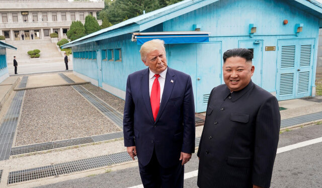 FOTO DE ARCHIVO: El presidente de Estados Unidos, Donald Trump, junto al líder norcoreano Kim Jong Un en la frontera entre Corea del Norte y Corea del Sur. 30 de junio de 2019. REUTERS/Kevin Lamarque