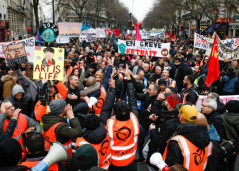 Miembros de sindicatos franceses y trabajadores en huelga asisten a una manifestación después de 24 días de huelga contra los planes de reforma de las pensiones del gobierno francés en París, Francia, el 28 de diciembre de 2019. REUTERS/Benoit Tessier