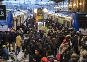 Los viajeros y los viajeros abarrotan la plataforma de la estación de tren Gare du Nord durante una huelga general, en París, Francia, el 16 de diciembre de 2019. Foto: EFE