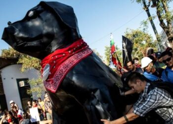 Activistas empujan una escultura en metal del llamado perro Negro Matapacos en Santiago, el 20 de diciembre de 2019© AFP Martin BERNETTI