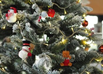 Adornos del árbol de navidad. Foto de archivo.