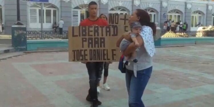 Cuba, carteles. Foto captura de video