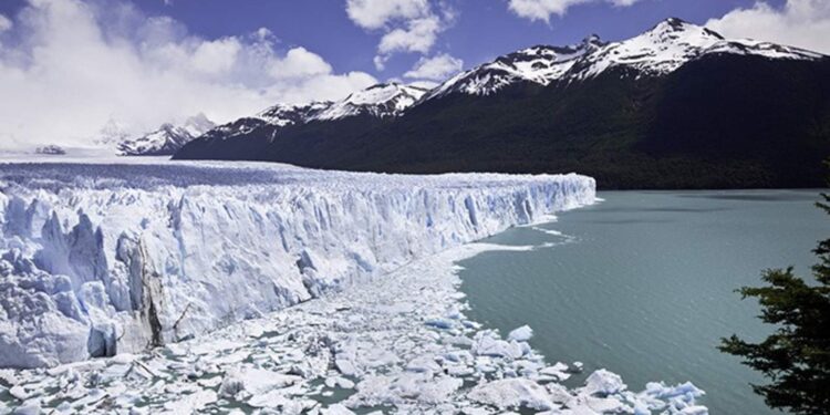 Deshielo en glaciares de los Andes. Foto de archivo.