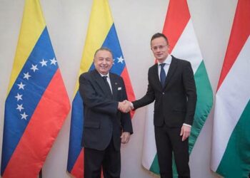 El embajador de Venezuela en Hungría, Enrique Alvarado y el canciller húngaro, Peter Szijjarto. Foto Centro de Comunicación Nacional.
