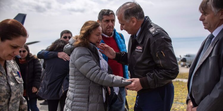 El intendente de la región chilena de Magallanes, José Fernández, dijo que se encontraron “restos de las personas” del avión militar desaparecido cuando viajaba a la Antártida. (Foto AFP)