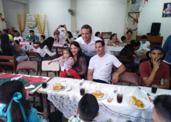 Embajador Carlos Scull realizó actividad con niños venezolanos en Perú.