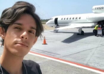 Manuel A. Marrero, hijo del primer ministro cubano, junto a uno de los aviones que regaló Chávez a la isla – Instagram