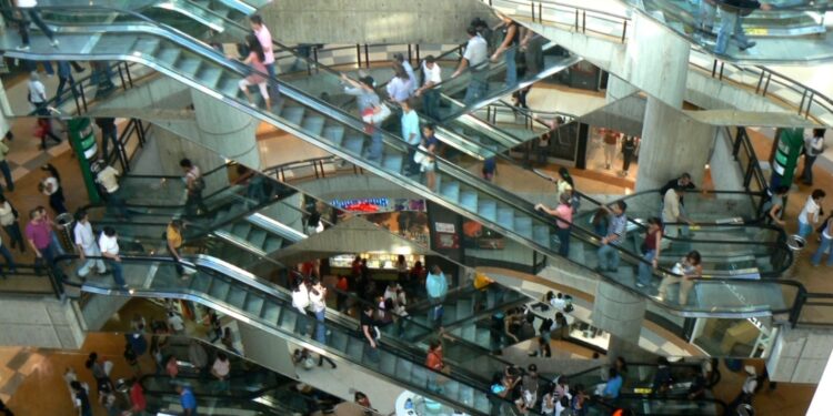 Escaleras mecánicas del Centro Comercial El Sambil, Caracas. Foto de archivo.