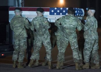 Soldados estadounidenses transportan los restos de un compañero muerto en Kabul (Afganistán). CLIFF OWEN AP