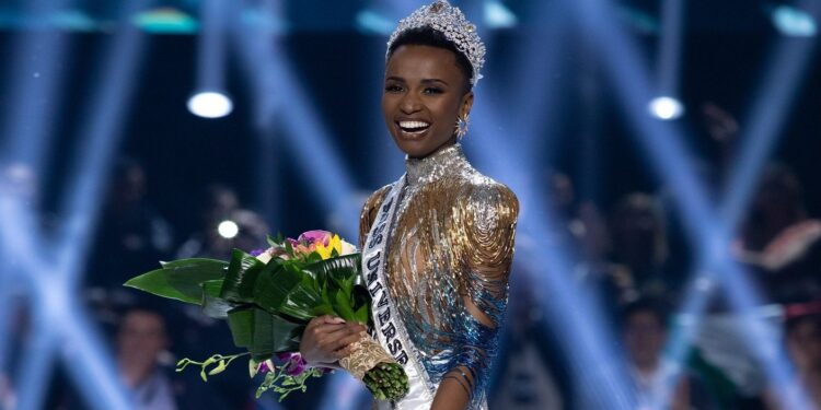 Zozibini Tunzi la nueva Miss Universo 2019. Foto archivo.