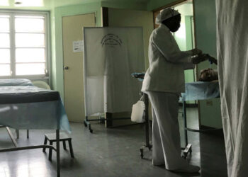 A nurse assists an HIV-positive and tuberculosis patient at the Jose Gregorio Hernandez hospital in the slum of Catia in Caracas, Venezuela November 20, 2018. Picture taken November 20, 2018. REUTERS/Marco Bello