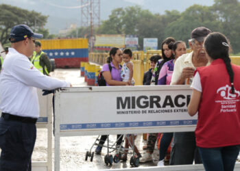 Colombian Migration officers check document at the Simon Bolivar international bridge at the border with Venezuela, in Cucuta, Colombia on November 20, 2019, after the Colombian government ordered the border closure ahead of the upcoming national strike next November 21. (Photo by Schneyder MENDOZA / AFP)