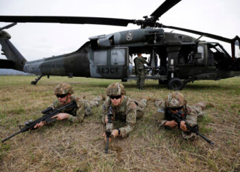 Los paracaidistas del 2do Equipo de Combate de la Brigada del Ejército de los EE. UU., 82a División Aerotransportada, toman posición frente a un helicóptero Black Hawk UH-60 mientras aseguran el área durante un ejercicio militar, en la base en Tolemaida, Colombia, el 24 de enero de 2020. REUTERS / Jonathan Drake.