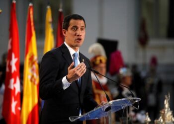 El presidente encargado de Venezuela, Juan Guaidó, durante su intervención en un acto en el Ayuntamiento de Madrid donde este sábado se le entregará la Llave de Oro de la ciudad. EFE/Juan Carlos Hidalgo/POOL