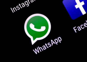 En la imagen de archivo se ve el logo de la aplicación WhatsApp en la pantalla de un teléfono celular. REUTERS/Thomas White