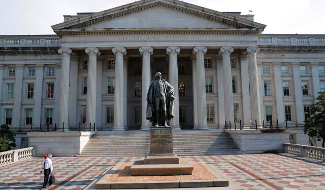 Imagen de archivo de un hombre caminando frente al Departamento del Tesoro de Estados Unidos en Washington, Estados Unidos. 6 de agosto, 2018. REUTERS/Brian Snyder