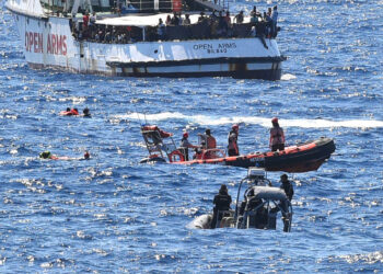 Varios inmigrantes nadan en el Mediterráneo tras saltar del barco español de rescate Open Arms frente a las costas de Lampedusa, Italia. 20 agosto 2019. REUTERS/Guglielmo Mangiapane