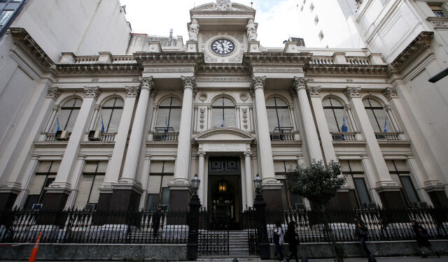 Foto de archivo. Una vista de la fachada del Banco Central de la República Argentina en Buenos Aires, Argentina, 2 de septiembre, 2019. REUTERS/Agustin Marcarian