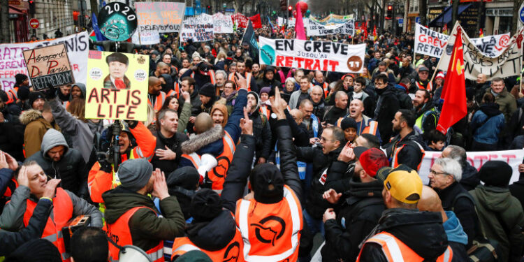 Miembros de sindicatos franceses y trabajadores en huelga asisten a una manifestación después de 24 días de huelga contra los planes de reforma de las pensiones del gobierno francés en París, Francia, el 28 de diciembre de 2019. REUTERS/Benoit Tessier