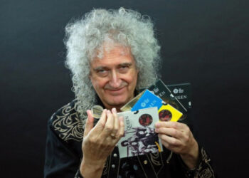 Foto del guitarrista de Queen, Brian May, sosteniendo una moneda conmemorativa de la banda británica. 
Ene 17, 2020. Courteía de Queen Productions LTD/via REUTERS 
ESTA IMAGEN FUE PROVISTA POR UNA TERCERA PARTE, CRÉDITO OBLIGATORIO. PROHIBIDA SU REVENTA O SU USO COMO ARCHIVO.