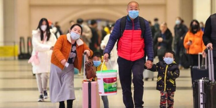 Aumentan a 17 los muertos por coronavirus de China, con 600 casos confirmados EFE.