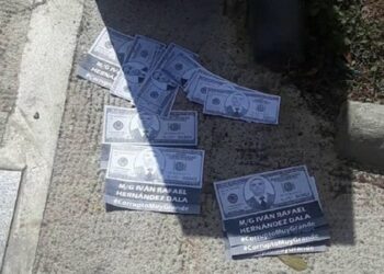 Billetes de 100$ con la cara de dos funcionarios de alto nivel dentro de la DGCIM. Foto @BarbaraUSanz.