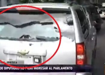 Caravana dipuados, agredidos, colectivos. Foto captura de video.