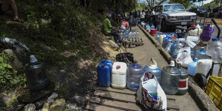 Crisis servicios públicos. Escasez agua potable. Foto agencias.