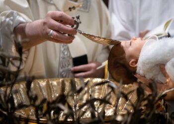 El Papa Francisco asiste a una misa para bautizar a los bebés en la Capilla Sixtina en el Vaticano, 12 de enero de 2020. Medios del Vaticano. REUTERS.