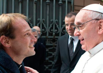 El cura Gonzalo Aemilius y el Papa Francisco. Foto de archivo.