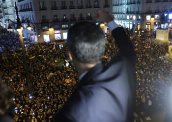 El presidente (E) de Venezuela, Juan Guaidó, saluda desde el balcón de la sede de la Comunidad de Madrid a los venezolanos concentrados en la Puerta del Sol. EFEKiko Huesca (1)