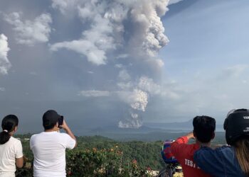 Volcán Taal cerca de Manila, Filipinas. Foto agencias.