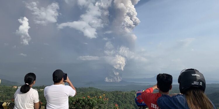 Volcán Taal cerca de Manila, Filipinas. Foto agencias.