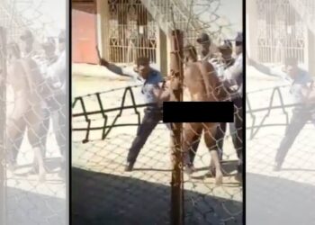 Fragmento del video en el que se aprecia a policías cubanos golpeando brutalmente a un hombre. CORTESÍA.