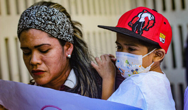 Padres y representantes de niños recluidos en el Hospital J.M de los Ríos hablan con la prensa a las afueras del hospital