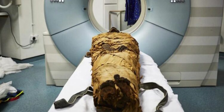 Imagen El cuerpo momificado de Nesyamun durante la tomografía computarizada (Leeds Teaching Hospitals Leeds Museums and Galleries)