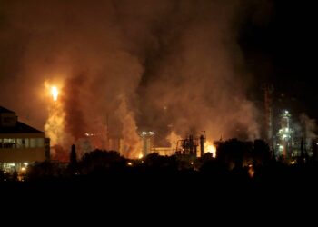 Imagen del incendio que afecta a la petroquímica de Tarragona. J. LL. SELLART