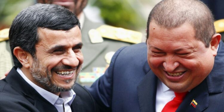 Mahmud Ahmadineyad y Hugo Chávez firmaron convenios bilaterales que permitieron que la República Islámica de Irán violara las sanciones impuestas impuestas por EE. UU. contra ese país.
