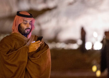 Mohamed bin Salmán mira su teléfono móvil en Riad (Arabia Saudita), el 12 de enero de 2020.