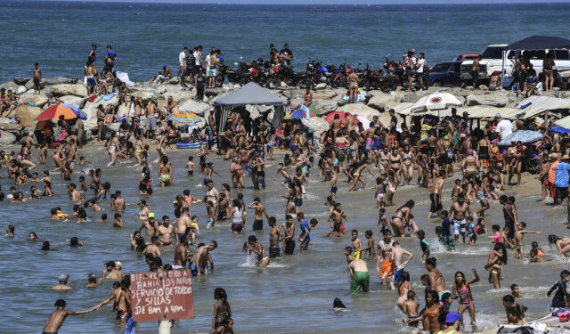 People enjoy Bahia de los Ninos beach in La Guaira, Vargas state, Venezuela, on January 12, 2020. - With rum, reggaeton and "no change" on the horizon, Venezuelans go to the beach after a week of protests and disputes in the National Assembly. (Photo by Yuri CORTEZ / AFP)