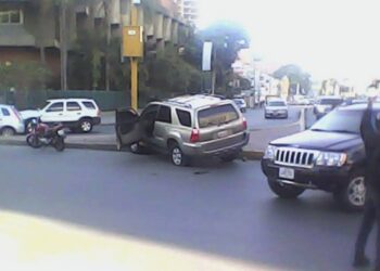 Persecución secuestradores Avenida principal Las Mercedes. Foto @RCamachoVzla