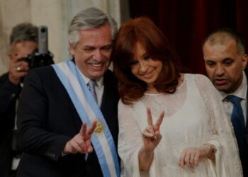 El presidente argentino, Alberto Fernández, junto a su vicepresidenta, Cristina Fernández de Kirchner, saludan a los asistentes a la ceremonia de asunción en el Congreso Nacional, en Buenos Aires. 10 de diciembre de 2019. REUTERS/Agustin Marcarian.