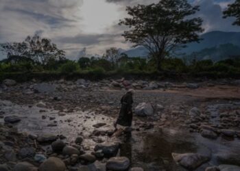 El hermano Nelson Sandoval, de 49 años, a lo largo de un río en El Tukuko, Venezuela. Crédito: Adriana Loureiro Fernández para The New York Times