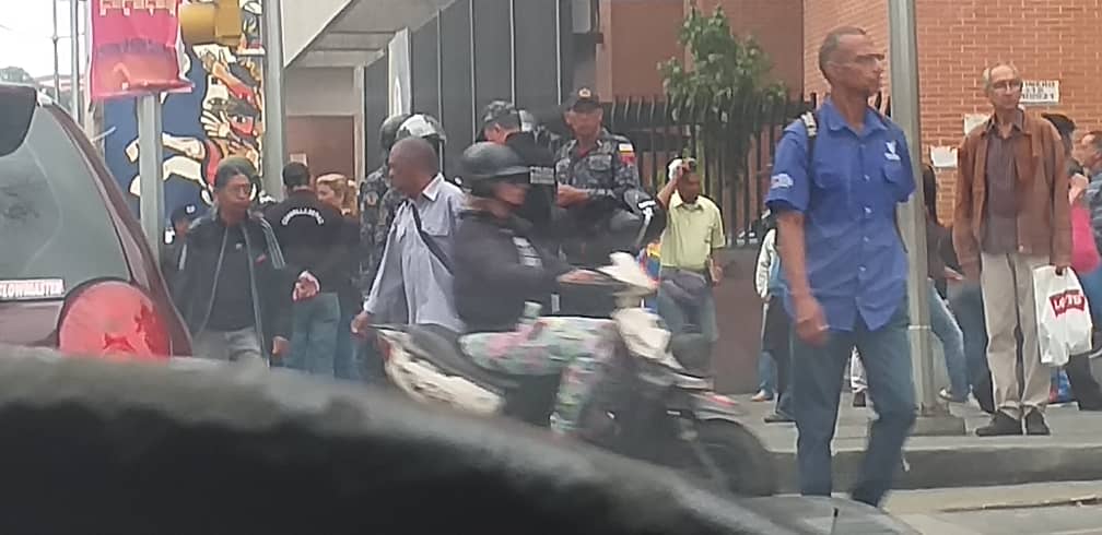ÚLTIMA HORA | Colectivos paramilitares de la dictadura de a Maduro mantienen toma de los alrededores de la AN (Fotos) 8