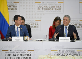Colombian President Ivan Duque (R) speaks next to Venezuelan opposition leader Juan Guaido  during the III Hemispheric Ministerial Conference of Fight to Terrorism in Bogota, on January 20, 2020. - US Secretary of State Mike Pompeo called on Monday for cooperation in the struggle to remove Venezuela President Nicolas Maduro from office amidst a chronic economic crisis in the South American country. (Photo by Raul ARBOLEDA / AFP)
