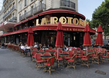 La brasserie "La Rotonde", 105, boulevard Montparnasse, 75006 Paris.