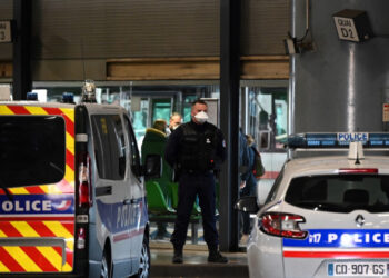 A police officer stands guard at the train and bus station  Lyon Perrache after marking a security zone, following the blockage of a bus coming from Milan due to suspected COVID-19 the novel coronavirus on board, in Lyon, on February 24, 2020. (Photo by JEAN-PHILIPPE KSIAZEK / AFP)