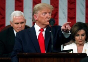 El presidente Donald Trump (C) pronuncia su discurso sobre el Estado de la Unión en una sesión conjunta del Congreso de los Estados Unidos en la cámara de la Cámara del Capitolio de los Estados Unidos en Washington, DC, EE. UU., 04 de febrero de 2020. (Estados Unidos) EFE / EPA / LEAH MILLIS / PISCINA
